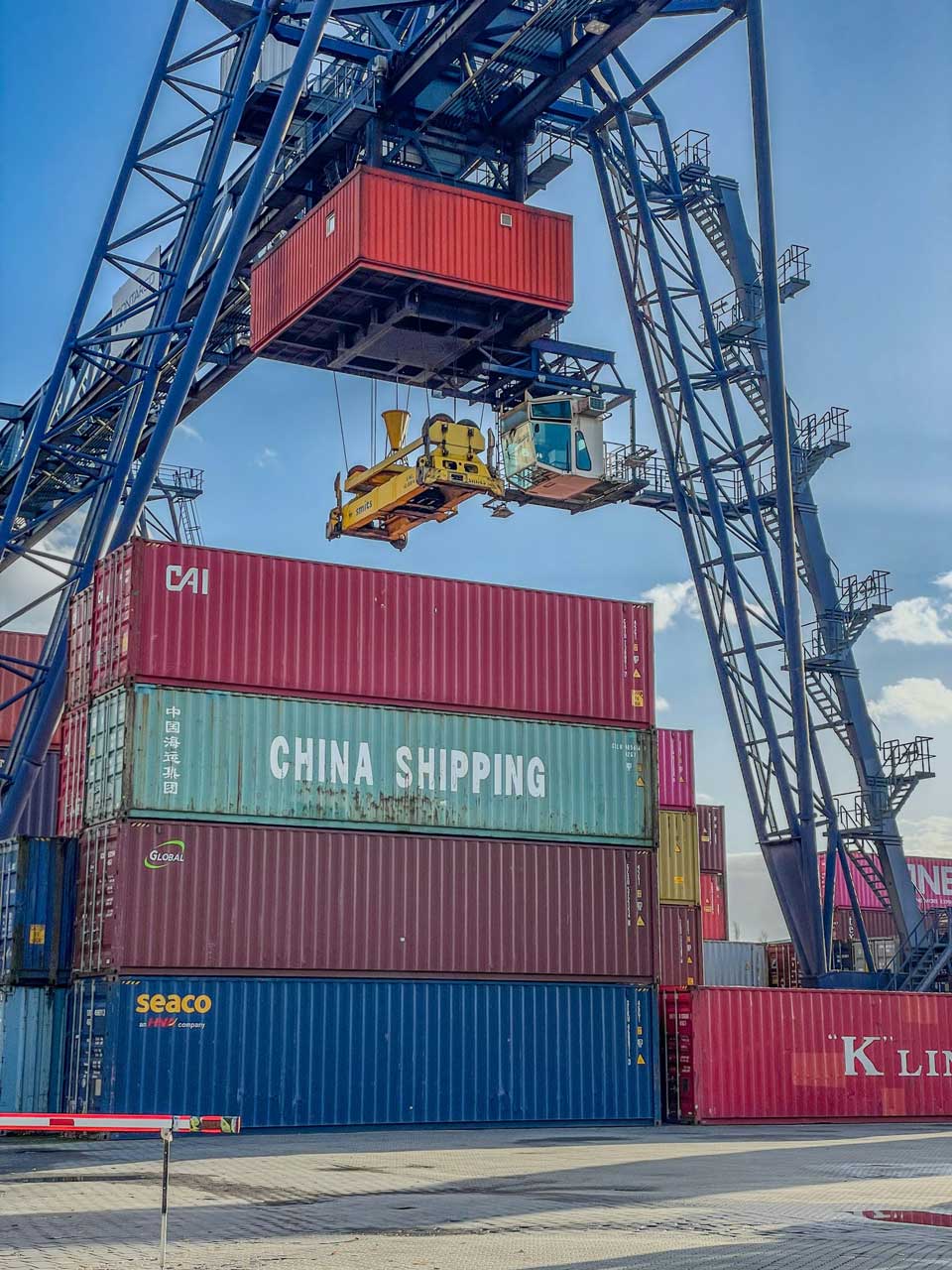 logistica contenedores apilados en el puerto