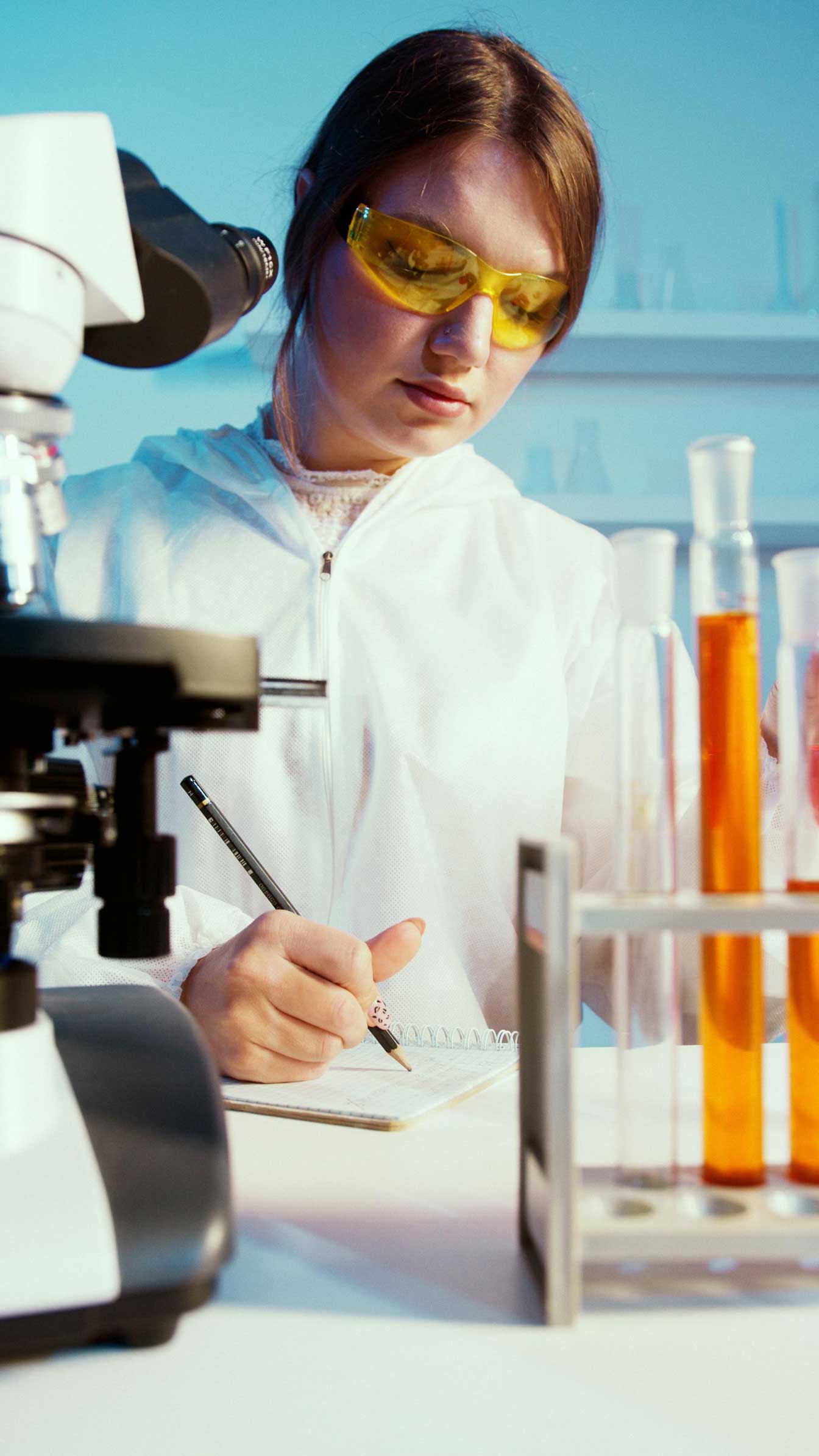 Química analizando reciclado